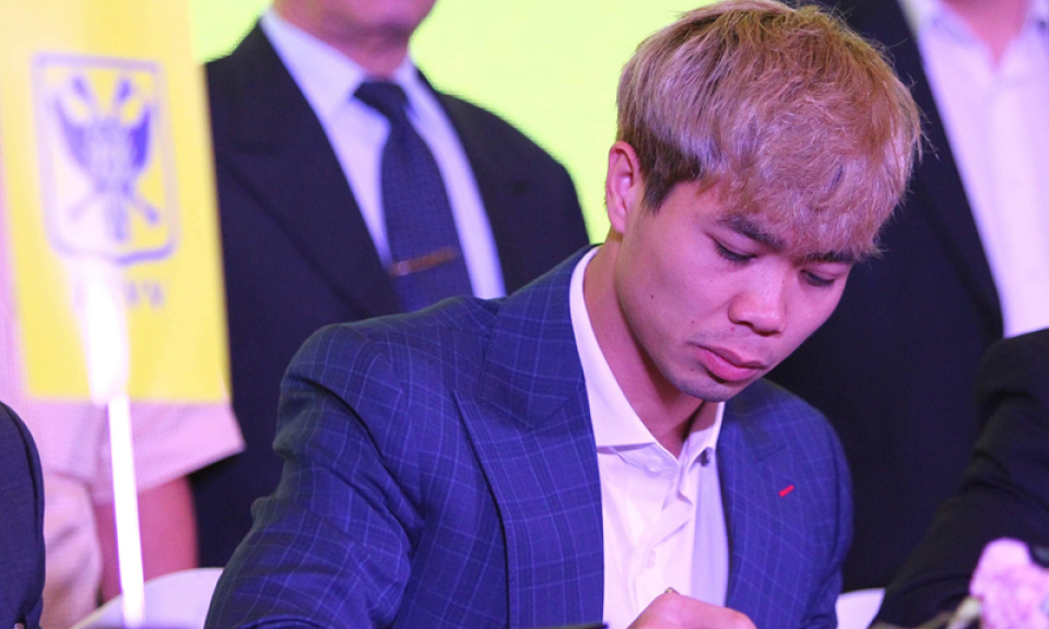 Bất ngờ với l&yacute; do C&ocirc;ng Phượng kho&aacute;c &aacute;o số 15 ở Sint-Truidense