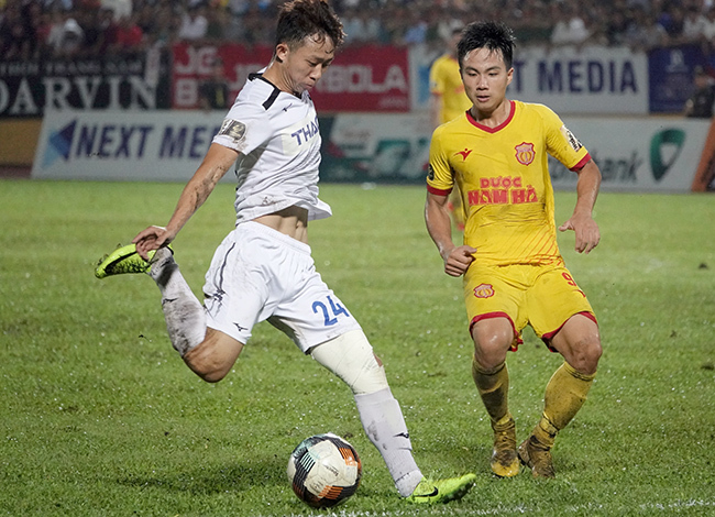 Thầy Park xem giò cẳng cầu thủ HAGL và niềm vui bất ngờ