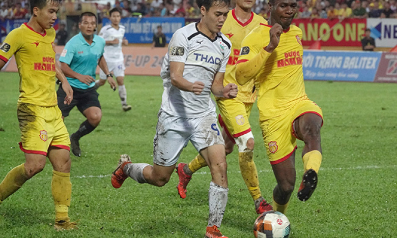 Thầy Park xem gi&ograve; cẳng cầu thủ HAGL v&agrave; niềm vui bất ngờ