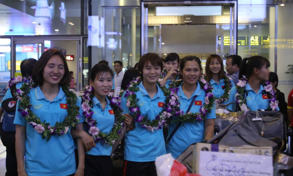 Đội tuyển b&oacute;ng đ&aacute; nữ Việt Nam trở về trong vinh quang