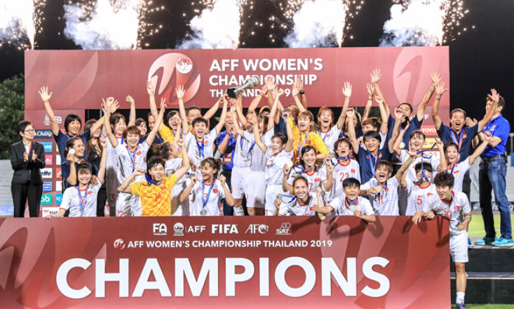 Thủ tướng Nguyễn Xu&acirc;n Ph&uacute;c ch&uacute;c mừng đội tuyển b&oacute;ng đ&aacute; nữ Việt Nam