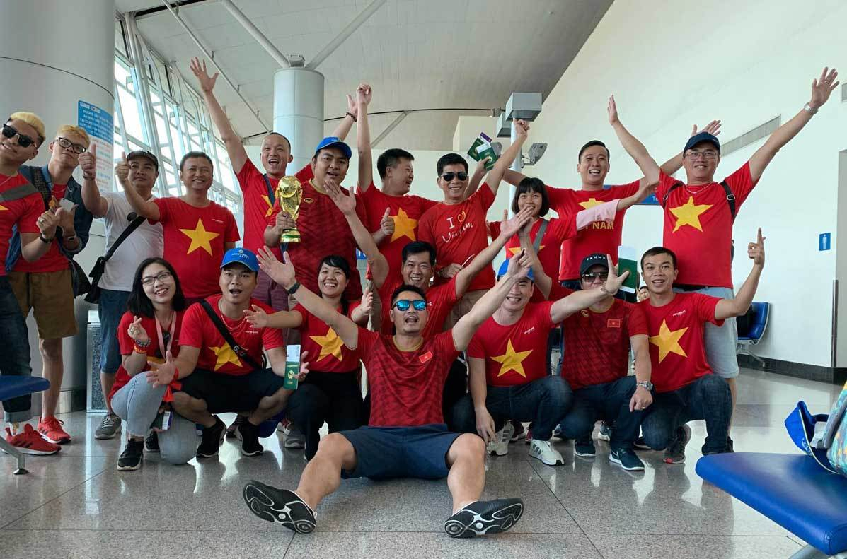 CĐV Việt Nam đổ bộ sang Thái, tuyên bố Việt Nam thắng 2-1