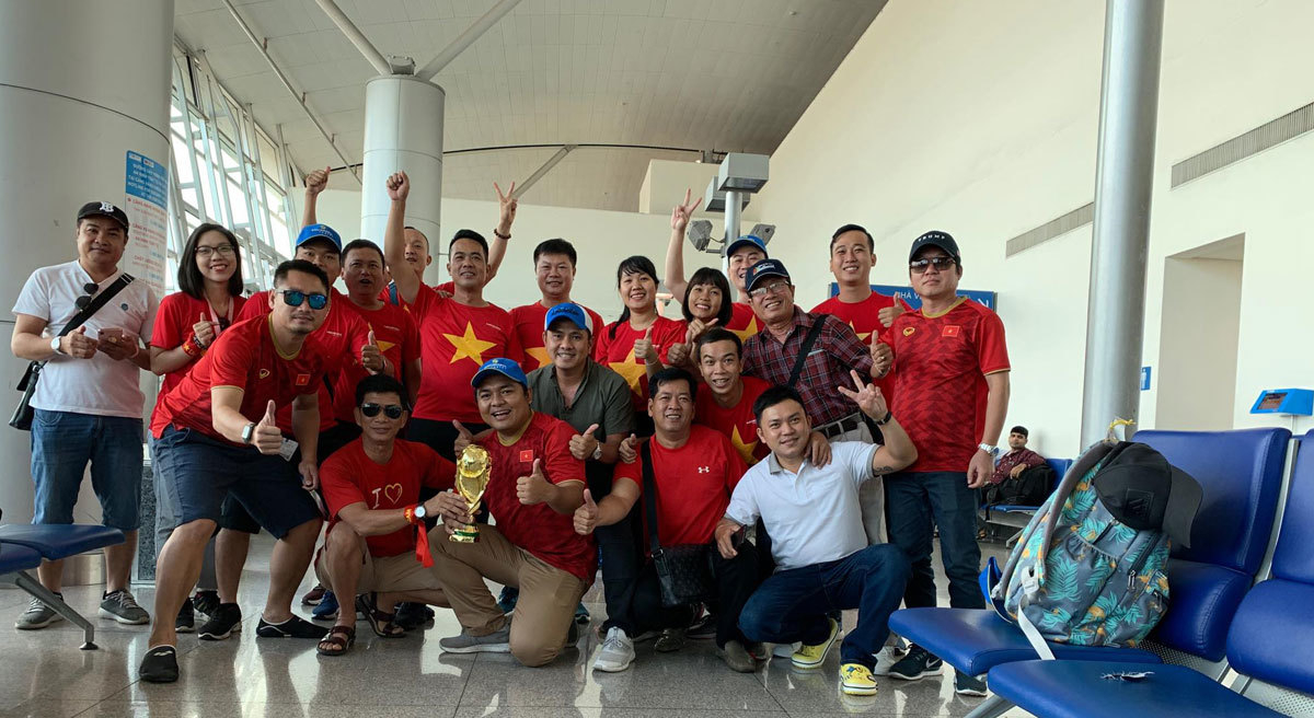 CĐV Việt Nam đổ bộ sang Thái, tuyên bố Việt Nam thắng 2-1