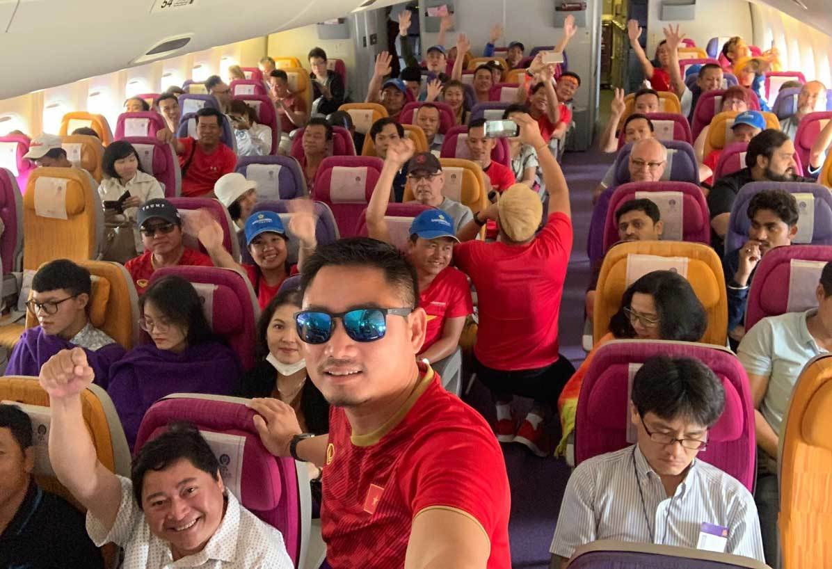 CĐV Việt Nam đổ bộ sang Thái, tuyên bố Việt Nam thắng 2-1