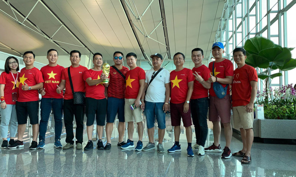 CĐV Việt Nam đổ bộ sang Th&aacute;i, tuy&ecirc;n bố Việt Nam thắng 2-1