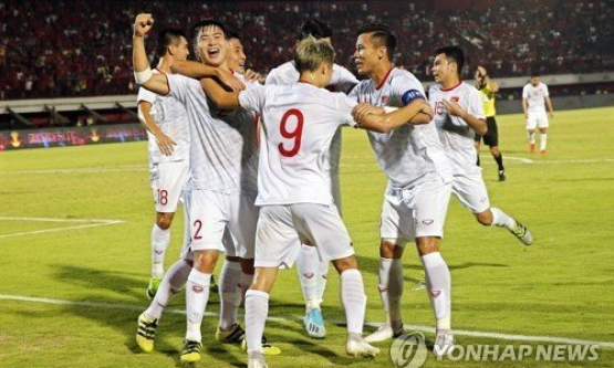B&aacute;o H&agrave;n: Tuyển Việt Nam ph&aacute; dớp, giấc mơ World Cup l&ecirc;n cao