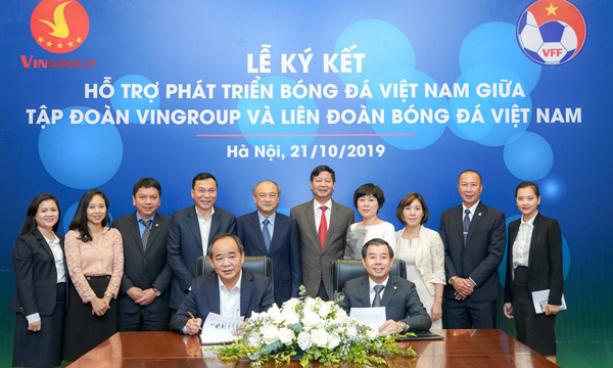 Vingroup bắt tay VFF hỗ trợ ph&aacute;t triển b&oacute;ng đ&aacute; Việt Nam