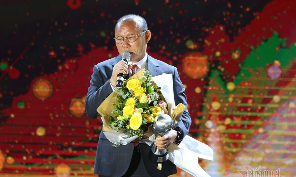 Thầy Park chia sẻ x&uacute;c động khi nhận AFF Awards 2019