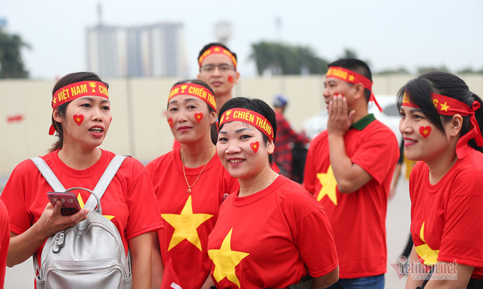 H&agrave;ng vạn CĐV đổ về Mỹ Đ&igrave;nh, fan nữ khoe sắc tiếp lửa tuyển Việt Nam