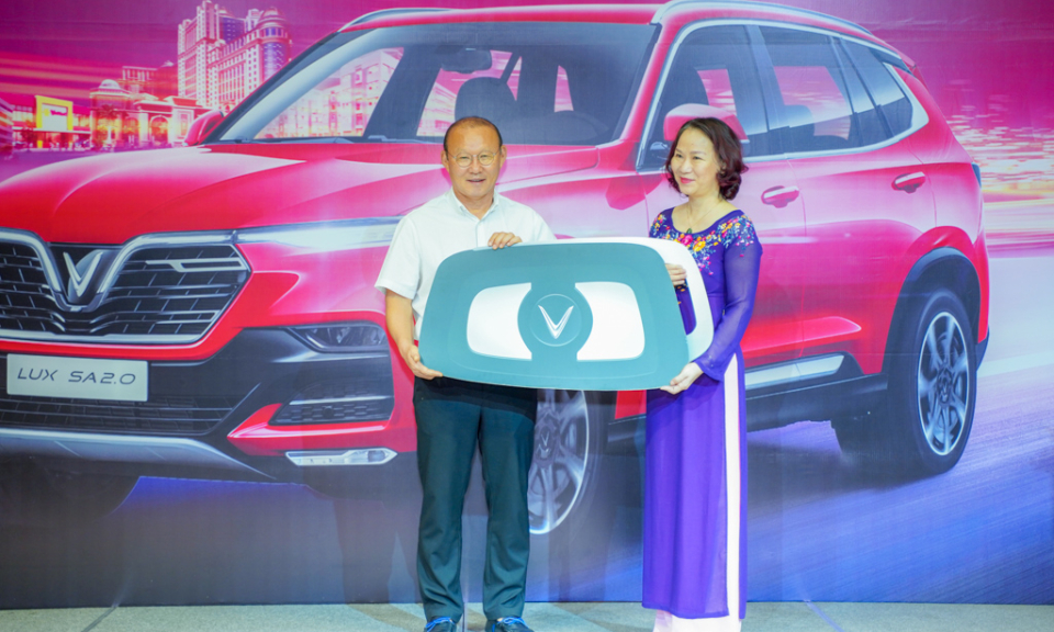 Vinfast tặng xe Lux SA 2.0 phi&ecirc;n bản cao cấp cho HLV Park Hang-Seo