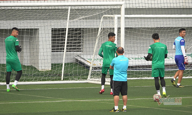 U22 Việt Nam: B&ugrave;i Tiến Dũng đ&aacute;ng lo, thầy Park đắn đo người g&aacute;c đền