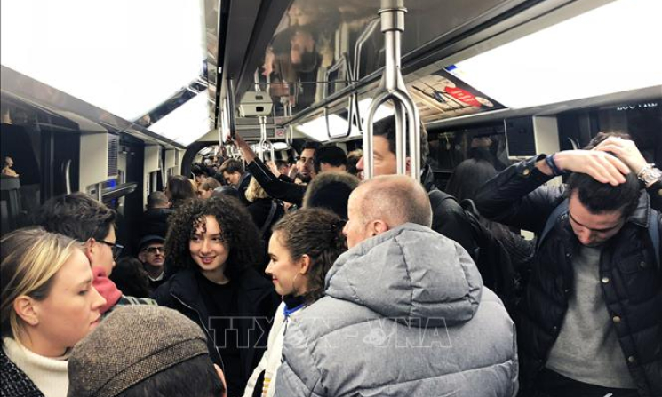 Nước Ph&aacute;p với b&agrave;i to&aacute;n l&agrave;n s&oacute;ng biểu t&igrave;nh