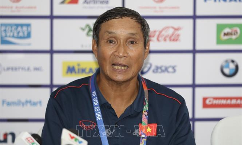 HLV Mai Đức Chung h&agrave;i l&ograve;ng về m&agrave;n tr&igrave;nh diễn của c&aacute;c học tr&ograve;