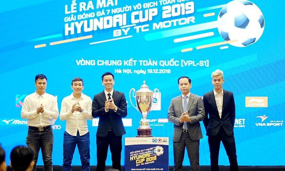 Quế Ngọc Hải tiếp lửa giải b&oacute;ng đ&aacute; 7 người v&ocirc; địch to&agrave;n quốc