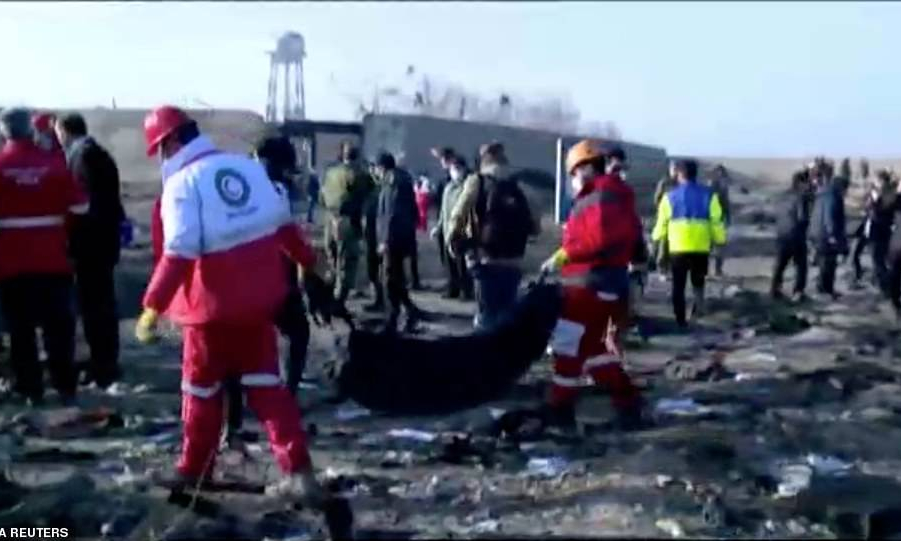 Hiện trường tang thương vụ m&aacute;y bay chở 176 người rơi tại Iran