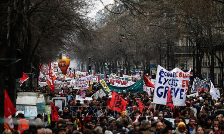 Tiếp diễn đ&igrave;nh c&ocirc;ng phản đối cải c&aacute;ch hưu tr&iacute; ở Ph&aacute;p