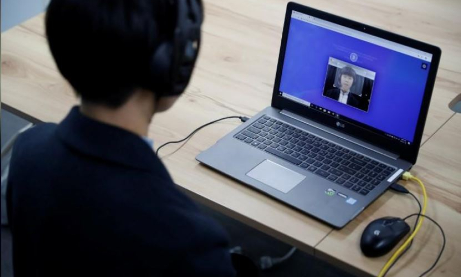 Người H&agrave;n Quốc học c&aacute;ch đ&aacute;nh bại robot tuyển dụng