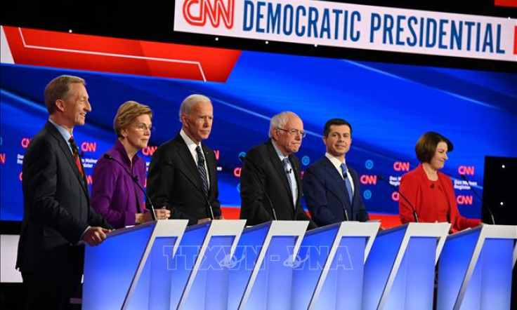 C&aacute;c ứng cử vi&ecirc;n tổng thống Mỹ của đảng D&acirc;n chủ tranh luận trực tiếp v&ograve;ng cuối