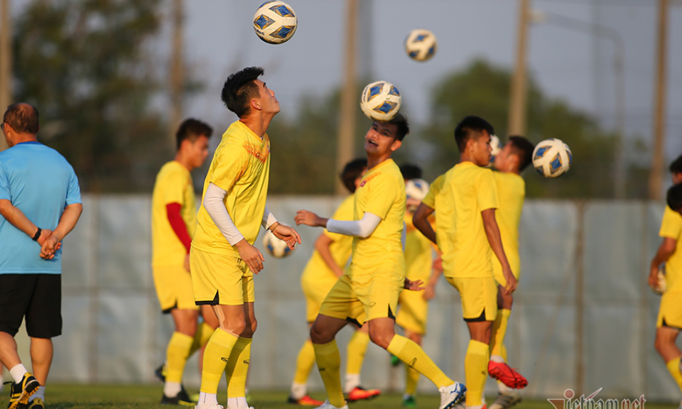 U23 Việt Nam luyện b&oacute;ng bổng, thầy Park nhận tin kh&ocirc;ng vui