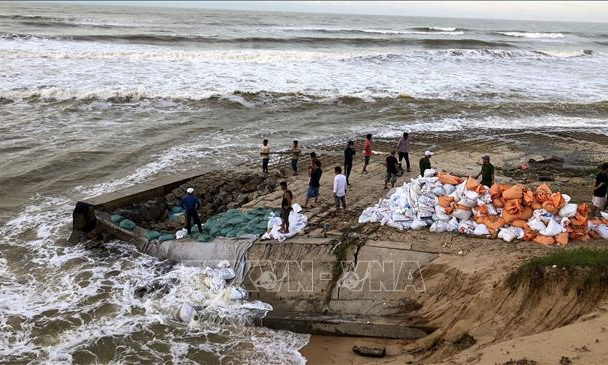 Mưa lũ miền Trung: 48 người chết v&agrave; mất t&iacute;ch, lũ lớn xảy ra tr&ecirc;n 14 tuyến s&ocirc;ng ch&iacute;nh