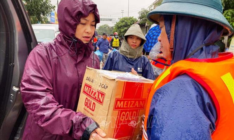 Nghĩa t&igrave;nh đồng b&agrave;o y&ecirc;u thương đ&ugrave;m bọc trong m&ugrave;a lũ