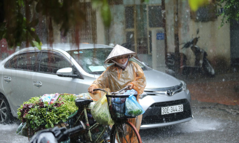 Kh&ocirc;ng kh&iacute; lạnh g&acirc;y mưa tại Bắc Bộ, lũ c&aacute;c s&ocirc;ng tại Trung Bộ đang l&ecirc;n