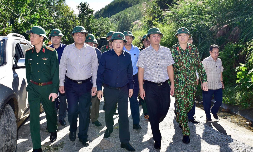 Nhanh ch&oacute;ng khai th&ocirc;ng đường đến nơi sạt lở để cứu đồng b&agrave;o