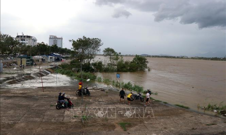 Giải cứu gần 20 c&ocirc;ng nh&acirc;n mắc kẹt giữa s&ocirc;ng Tr&agrave; Kh&uacute;c