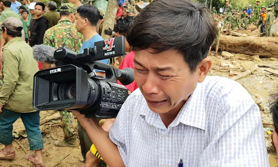 Chia sẻ nghẹn l&ograve;ng của ph&oacute;ng vi&ecirc;n bật kh&oacute;c trong l&uacute;c t&aacute;c nghiệp tại Tr&agrave; Leng