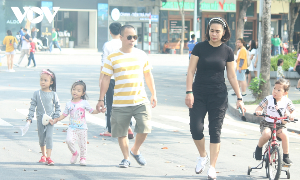 Rất kh&oacute; thực hiện phạt người kh&ocirc;ng đeo khẩu trang nơi c&ocirc;ng cộng