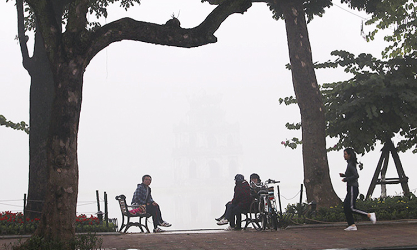 Kh&ocirc;ng kh&iacute; lạnh g&acirc;y mưa r&agrave;o v&agrave; d&ocirc;ng tr&ecirc;n biển, H&agrave; Nội s&aacute;ng sớm c&oacute; sương m&ugrave;