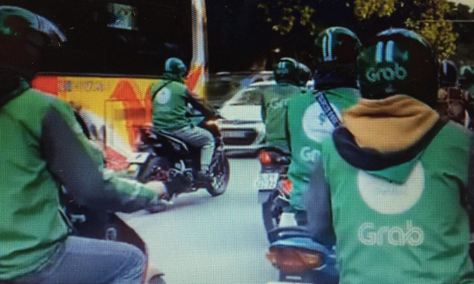 Luật sư b&igrave;nh luận việc h&agrave;ng trăm l&aacute;i xe Grabike tắt ứng dụng, tập trung phản ứng Grab