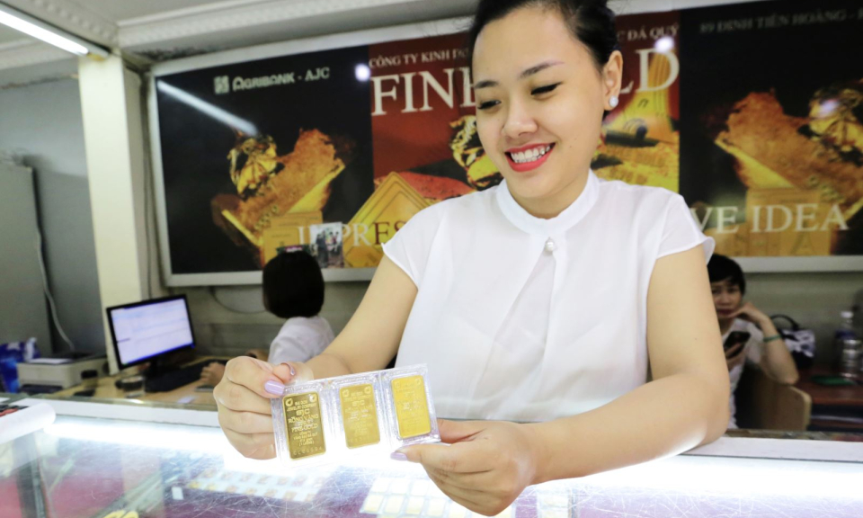 Gi&aacute; v&agrave;ng trong nước cao hơn gi&aacute; thế giới gần 4 triệu đồng/lượng