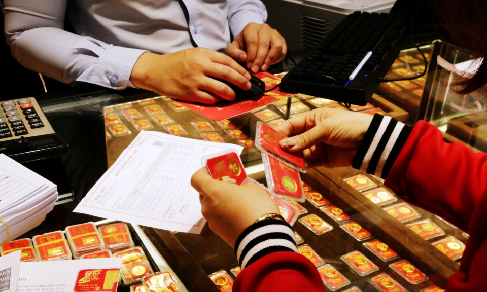 Gi&aacute; v&agrave;ng trong nước vượt 56 triệu đồng/lượng