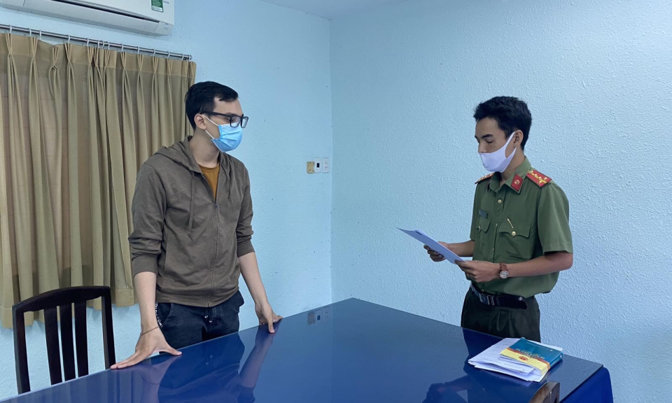 Tống đạt quyết định khởi tố bị can đối với tiếp viên hàng không làm lây lan dịch bệnh COVID-19