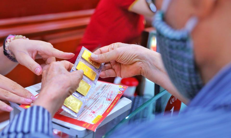 Gi&aacute; v&agrave;ng s&aacute;ng 5/1 tiến s&aacute;t mốc 57 triệu đồng/lượng