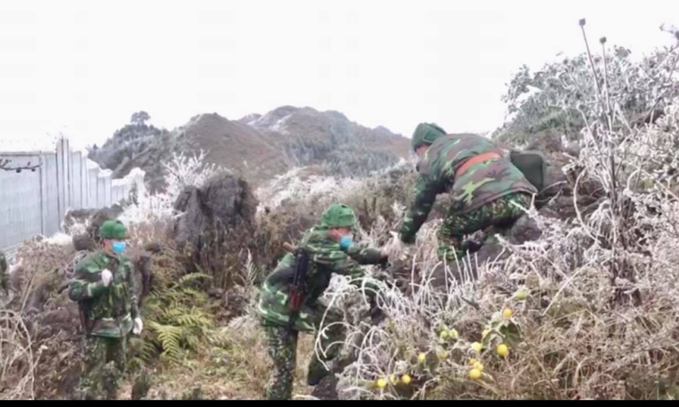 Bộ đội bi&ecirc;n ph&ograve;ng căng m&igrave;nh chống dịch COVID-19 trong băng gi&aacute;