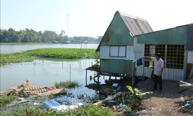 Sạt lở ven s&ocirc;ng V&agrave;m Cỏ T&acirc;y khiến h&agrave;ng trăm hộ d&acirc;n bất an