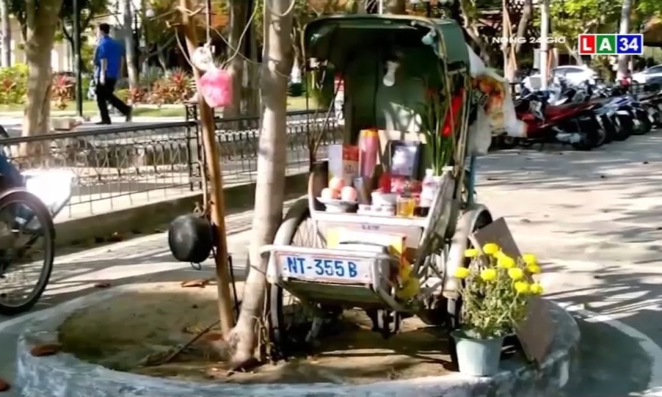 X&uacute;c động b&agrave;n thờ &ocirc;ng x&iacute;ch l&ocirc; – qua đời kh&ocirc;ng người th&acirc;n b&ecirc;n bờ biển Nha Trang