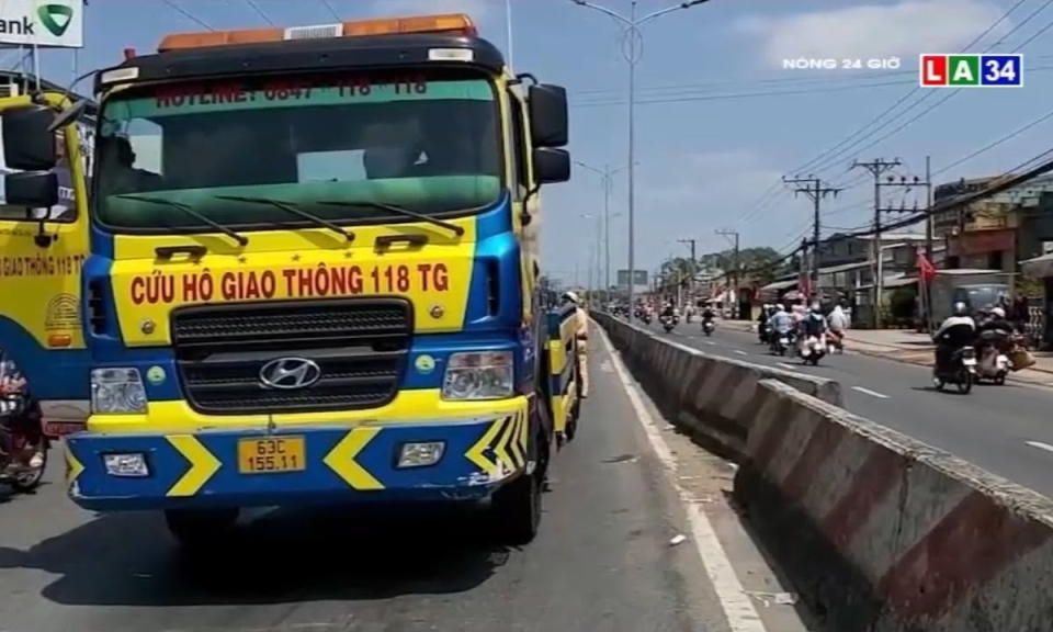 Xe giường nằm bỏ chạy sau khi đ&acirc;m lệch dải ph&acirc;n c&aacute;ch tr&ecirc;n quốc lộ 1A