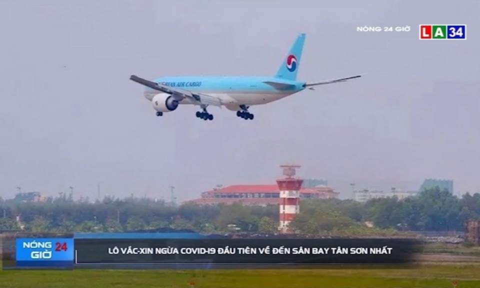 L&ocirc; vaccine ngừa Covid-19 đầu ti&ecirc;n đ&atilde; về đến s&acirc;n bay T&acirc;n Sơn Nhất