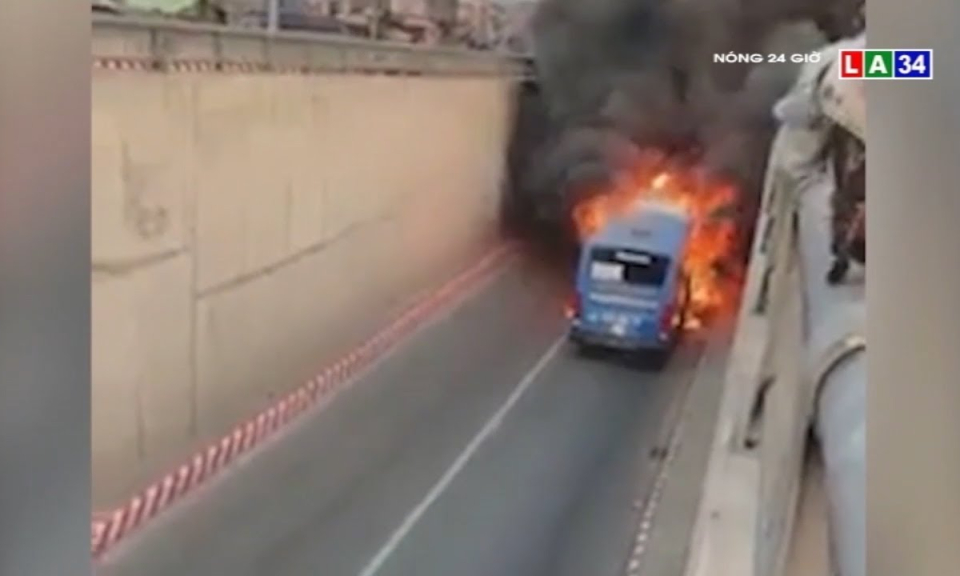 Kinh ho&agrave;ng xe bus ch&aacute;y dữ dội trong hầm chui An Sương