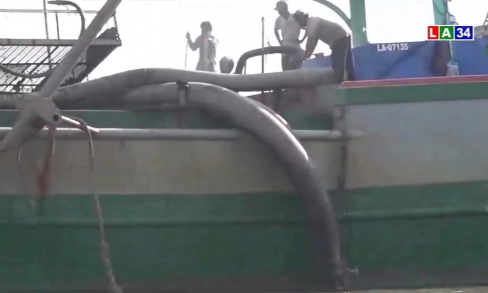 Vĩnh Long: Nhiều s&agrave; lan “khủng” c&ocirc;ng khai h&uacute;t c&aacute;t bờ s&ocirc;ng