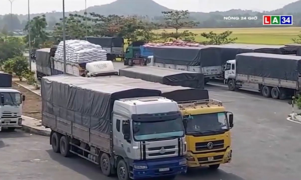 H&agrave;ng h&oacute;a qua lại ở cửa khẩu quốc tế Tịnh Bi&ecirc;n vẫn th&ocirc;ng suốt giữa dịch Covid-19