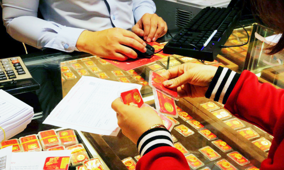 Gi&aacute; v&agrave;ng giao dịch s&aacute;t mốc 57 triệu đồng/lượng