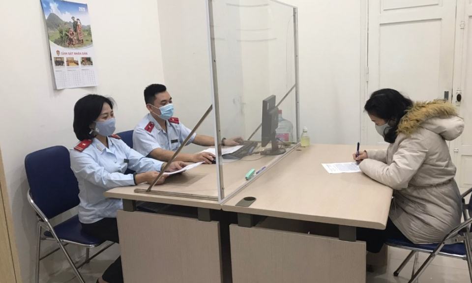 Bốn thanh ni&ecirc;n tung tin giả về dịch COVID-19 bị phạt 30 triệu đồng