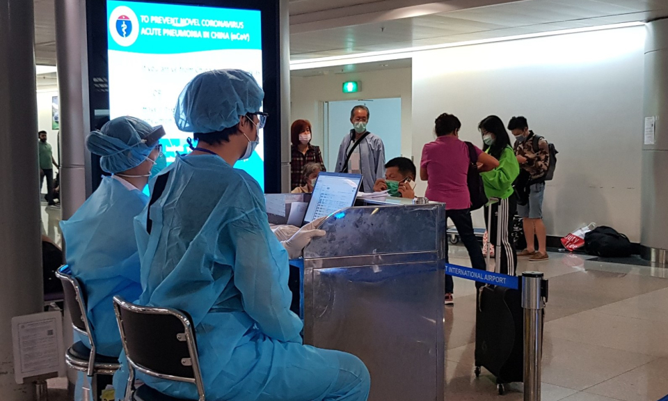 TP Hồ Ch&iacute; Minh lấy mẫu tầm so&aacute;t COVID-19 h&agrave;nh kh&aacute;ch đến từ 3 s&acirc;n bay ph&iacute;a Bắc