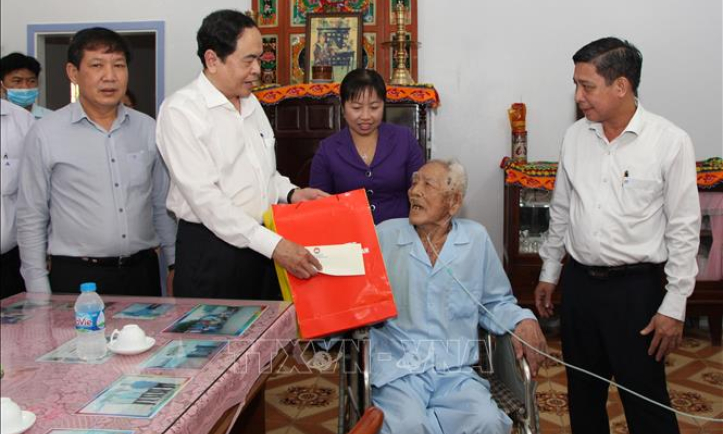 C&aacute;c địa phương chi gần 5.558 tỷ đồng chăm lo đời sống cho c&aacute;c đối tượng ch&iacute;nh s&aacute;ch, lao động dịp Tết