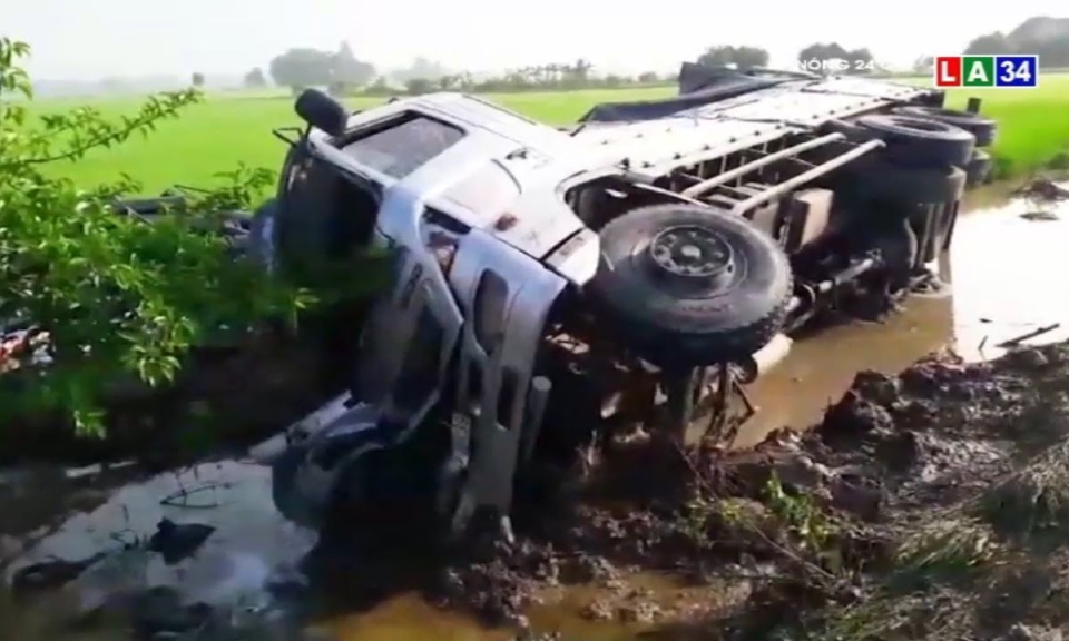 Xe kh&aacute;ch đi lễ ch&ugrave;a bị xe tải đ&acirc;m văng xuống ruộng l&uacute;a, 1 người tử vong