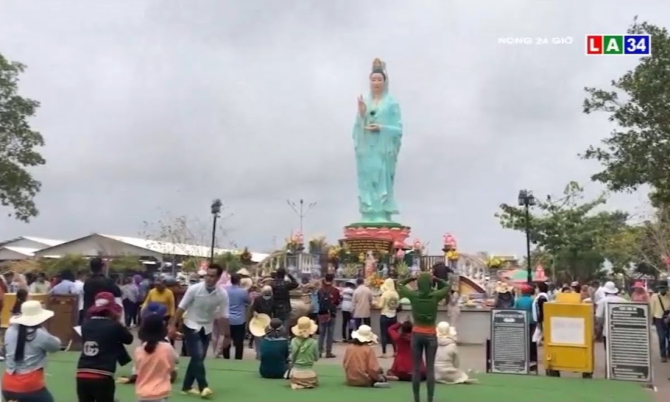 Du kh&aacute;ch bức x&uacute;c h&agrave;ng rong b&aacute;t nh&aacute;o ở khu du lịch nổi tiếng tỉnh Bạc Li&ecirc;u